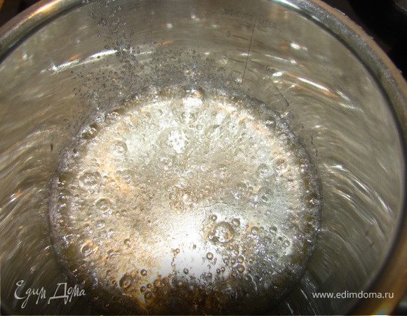 Сварить сироп из сахара и воды. После того как он закипит необходимо уваривать минут 20. Добавить лимонный сок. При варке не мешать.