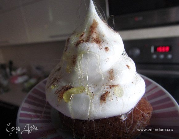 Тем временем взбить до пиков охлажденные белки. Затем добавить, не переставая взбивать 2/3 сиропа к белкам и взбивать на маленькой скорости пару минут. С помощью кондитерского шприца отсадить крем на основу, присыпать немного какао и украсить нашими чудесными нитями. Крем с сахарным сиропом прекрасно держит форму.
