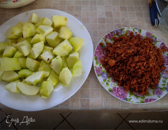 Тем временем готовим начинку. Чистим яблоки и режем их крупными кусками (на 4 дольки а потом каждую пополам). Измельчаем чищеную айву (она очень быстро у меня окислилась и потемнела). Добавляем в нее сахар, яйца, крахмал, ванильный сахар и сметану. Хорошо взбиваем. 