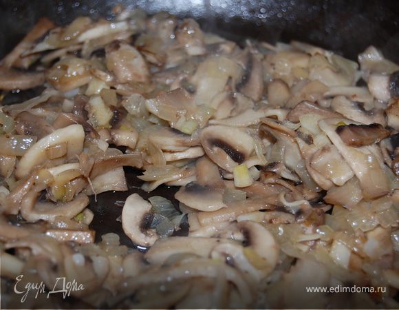 Нарезаем очищенные лук и чеснок кубиками,  не мелко.Припускаем,не обжариваем,!  на раст.масле,до прозрачного цвета.Добавляем нарезанные грибы,тушим  до испарения влаги,солим,перчим,приправляем по своему вкусу.