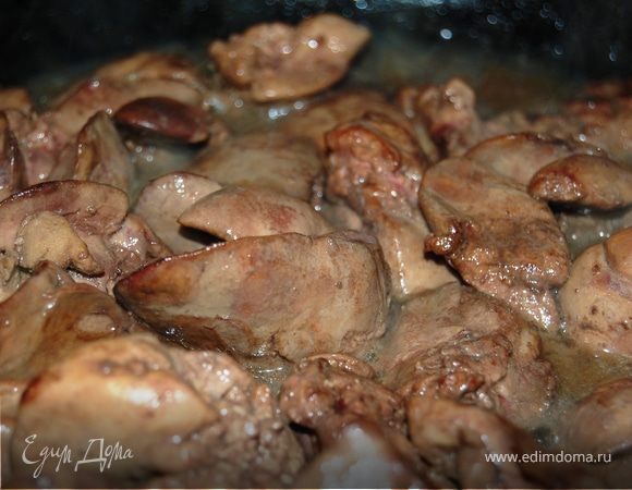 Печенку очищаем от пленок,выкладываем на сковородку и  быстренько обжариваем. Она не должна зажариться,постарайтесь сохранить розовый цвет,добавьте мед,влейте коньяк.Когда коньяк выпарится, снимите с плиты.