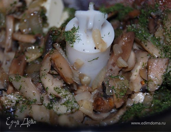 Остудите грибы и печень.Сложите в блендер,добавьте мягкого масла 