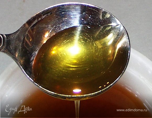 Перемешать ореховую пасту с крекерной мукой.Добавить мёд.