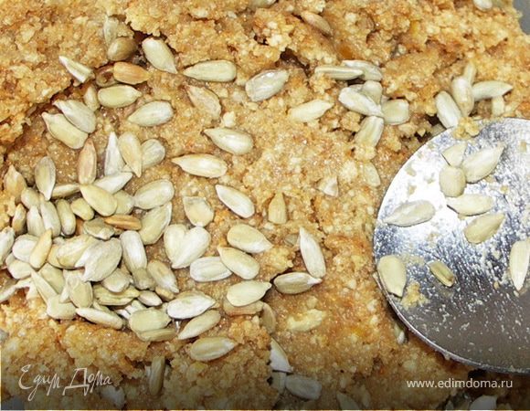 Количество мёда отрегулируйте сами.Должна получиться однородная достаточно густая масса.Добавить 1/3 семечек.