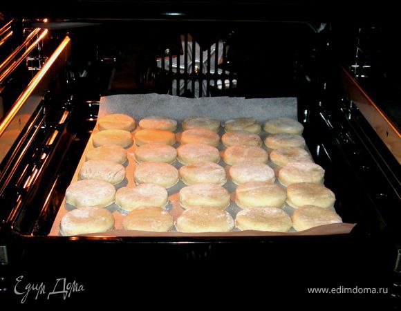 Раскатать тесто толщиной 1,5 см. Вырезать стаканом пряники. Противень выстелить пергаментом. Выложить пряники не очень плотно друг к другу. Я положила плотновато, но на втором листе положила свободнее и поняла, что так лучше : тогда их форма будет красивее. Выпекать с конвекцией 15-18 минут.