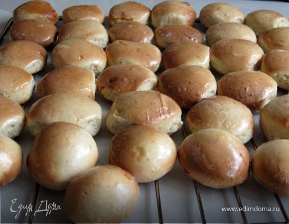 Готовые пряники, при помощи кисточки смазать глазурью с одной стороны и выложить на решетку. Через несколько минут, когда они подсохнут, смазать и другую сторону. Минут через 10 они подсохнут. Сложить их в миску, накрыть листиком пергамента и укрыть полотенцем. До полного охлаждения.