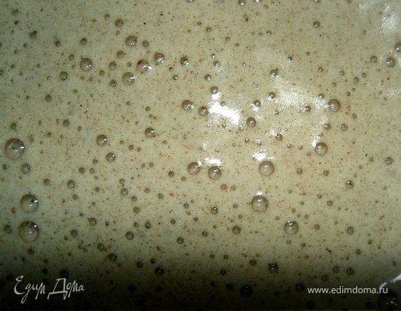 Подсыпая сахар,взбить яйца до образования пены. Подмешать кальвадос, корицу, гвоздику, цедру и соль и взбить до густой пены. 