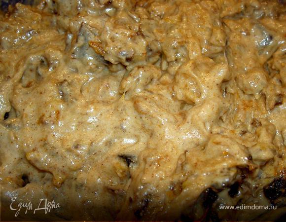 Измельчить чернослив и инжир. Соединить муку, разрыхлитель, фрукты и смешать с яичной массой. Взбить сливки и ввести в тесто.