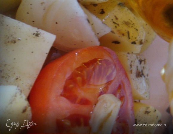 Картофель очистить,помыть-крупно порезать.Форму для запекания сбрызнуть оливковым маслом. Разогреть духовку до 200 гр.ц. Чеснок очистить-лук очистить и крупно порезать.
Выложить в форму картофель, лук. чеснок (3 зубка) и разрезанный пополам помидор-срезом вверх. Присыпать солью, базиликом, перцем и сбрызнуть оливк. маслом. Поставить в духовку на 20 минут запекаться. За это время-картофель немного пропечется и пропитается ароматами чеснока,лука и базилика.