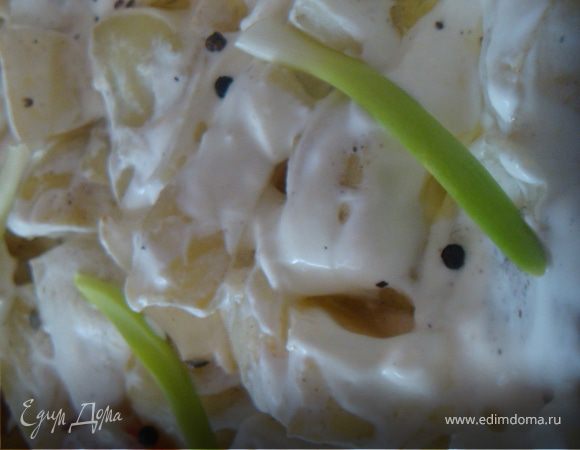 По истечении времени достать форму из духовки, духовку не выключать.Удалить чеснок (он стал зеленого цвета) и положить новые три зубка разрезанные вдоль на половинки.Смазать картофель обильно сметаной, еще раз немного присолить и приперчить, можно добавить зел.лук или зелень по вкусу (укроп, к примеру). Уменьшить температуру до 170 гр. и отправить в духовку еще на 20 минут