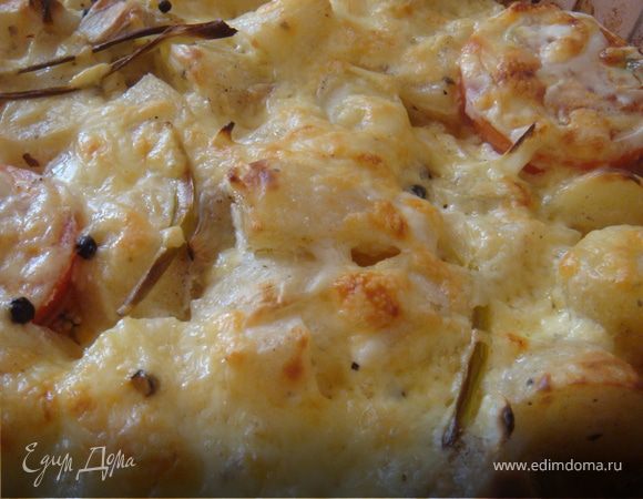 Сыр натереть на крупной терке, по истечении времени, достать форму из духовки, духовку опять-таки не выключать.Присыпать картофель сыром, увеличить снова температуру до 200 гр. и отправить в духовку на 15-20 минут до образования румяной корочки.
Подавать горячим с любыми мясными блюдами и свежими овощами! Приятного аппетита!