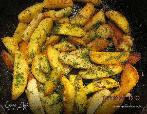 Картофель помыть , почистить , разрезать на крупные дольки.Опустить в кипящую воду на 10 минут.
На сковороде разогреть сливочное и оливковое масло . Дольки картофеля выложить на сковороду и обжарить на сильном огне со всех сторон. Когда образуется аппетитная корочка посолить , посыпать измельченным укропом и чесноком. Дать подружиться ингредиентам минут 10 . 