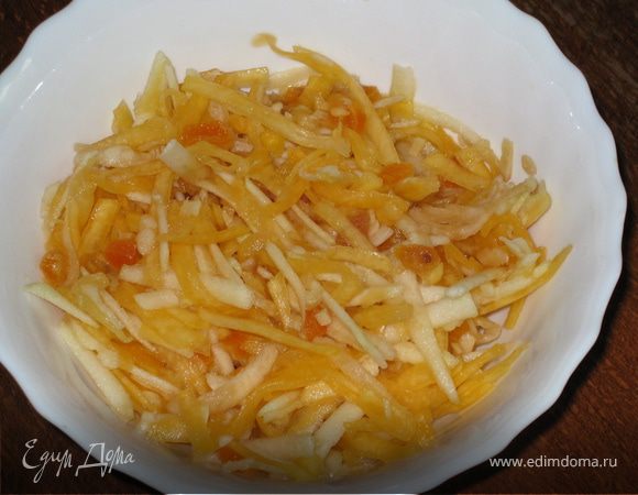 Натереть тыкву и яблоко на крупную терку, нарезать курагу, заправить соком лимона и медом с имбирем. При желании можно добавить любимых орешков, это только в плюс, но поскольку для меня актуально сбросить неск. кг, я обошлась без