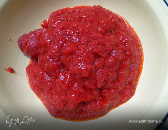 Перебить клубнику в пюре (можно через сито протереть. чтобы не было семян), добавить сахар и вскипятить. Отлить 100 мл молока. Остальное вскипятиться и добавить к клубнике. Холодным молоком развести крахмал и тонкой струйкой ввести в горячую молочно-клубничную массу хорошо перемешивая. Поставить на огонь и прокипятить 1 минуту активно помешивая.