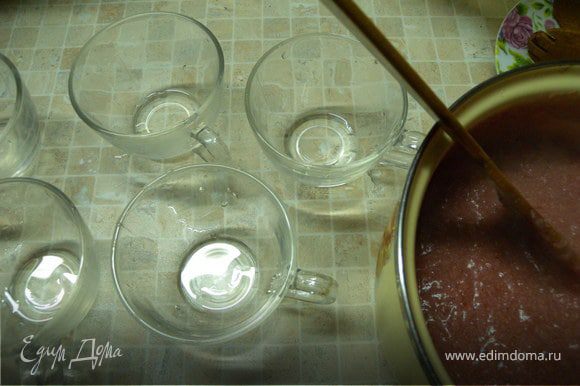 Чашки ополоснуть ХОЛОДНОЙ водой и не вытирая их залить горячий пудинг. Тогда, когда он застынет он легко выпадет из чашки.
