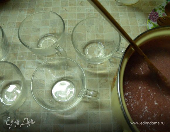 Чашки ополоснуть ХОЛОДНОЙ водой и не вытирая их залить горячий пудинг. Тогда, когда он застынет он легко выпадет из чашки. 