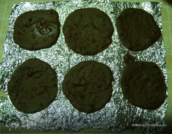 Растопить шоколад на водяной бане. Помять сильно фольгу и по две чайной ложке вылить на фольгу кружочки. Немного разровнять до толщины 2-3 мм. Отправить в холодильник.