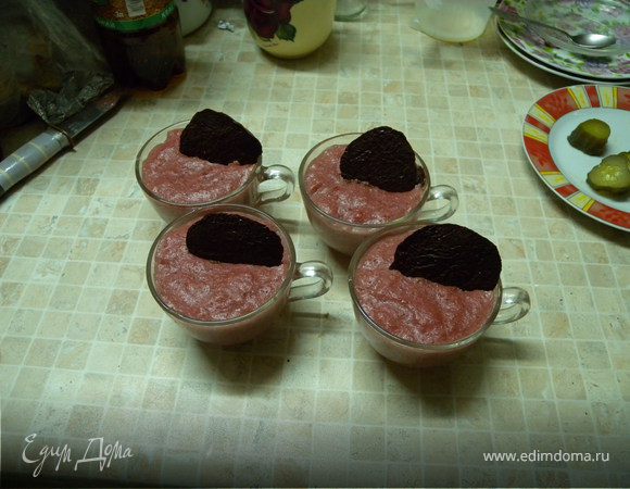 Когда пудинг остынет до комнатной тепмп. поставьте в холодильник. Когда полностью застынет -украсьте шоколадом...