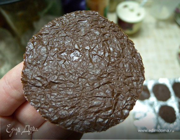 Когда застынет - снять. Обратная сторона будет фактурной как кристалл...