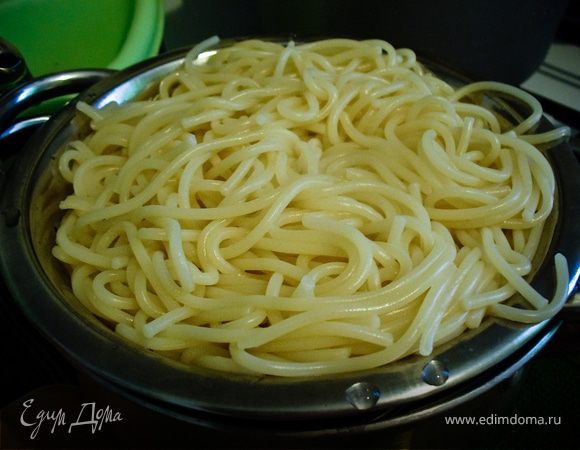Поломать спагетти пополам, опустить в кипящую подсоленную воду и сварить до готовности.
Откинуть на дуршлаг и промыть холодной водой.