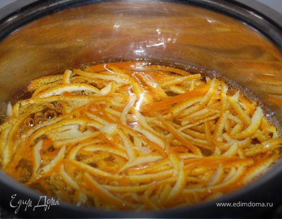 В сотейнике кипятим воду (где - то 1литр) кладем туда наши корочки,  провариваем мин 1-2,сливаем воду и повторяем процедуру еще раз.
