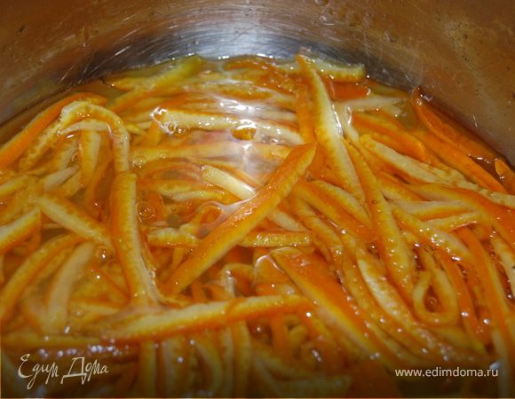 Далее в другую кастрюльку кладем сахар заливаем водой и варим светлую карамель.Добавляем проваренные полоски цедры и еще немного провариваем.Добавляем апельсиновый сок,быстро перемешиваем.
Далее разводим крахмал в 1 ст.л воды добавляем к полоскам и даем соусу загустеть,проварив 1-2 мин.