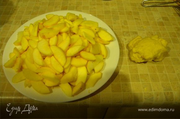 2. Очистить яблоки (твердых сортов) от кожуры и сердцевины. Разрезать на 4 дольки а потом каждую еще на 3 (если у вас среднее яблоко). Но дольки не должны быть тонкими. иначе яблоки превратятся в кашу... (с полутора кг у вас останется около 1,2 кг яблок)