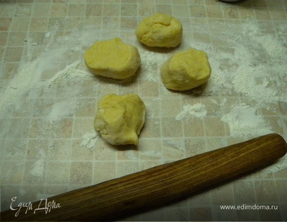 3. Дальше технология приготовления такая же как в рецепте http://www.edimdoma.ru/recipes/17097. Только вместо мяса - яблоки и сахар.