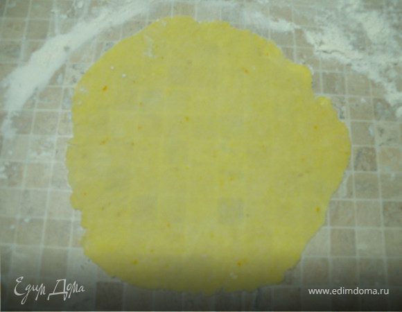 4. Тесто раскатывайте до неприличия тонко. Вам видно, что у меня тесто просвечивается и виден рисунок столешни? Раскатывайте от центра к краям 