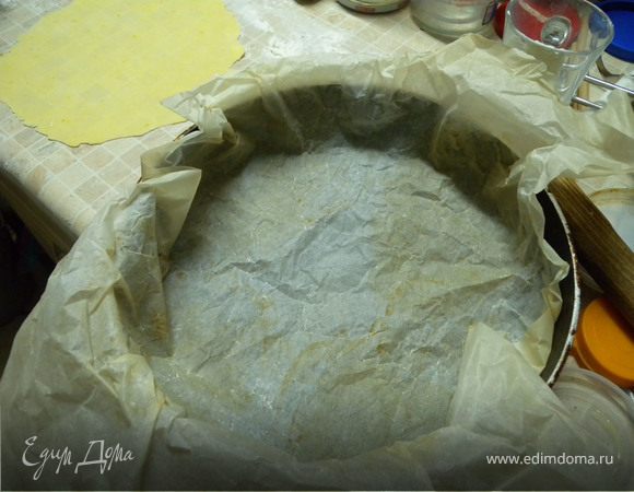 5. Уложите в форму прямоугольник бумаги. Края не обрезайте, легче будет после выпекания вытянуть пирог из формы...