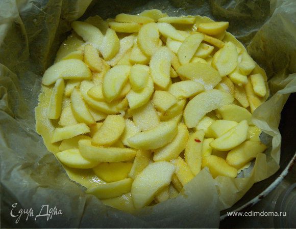 7. Высыпаем треть яблок и немного разровнять, но не приминать - должен оставаться воздух... Посыпать двумя ложками сахара...