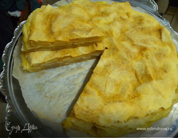 При большом желании кроме сахара можно посыпать корицей, измельченной гвоздикой... После выпекания и остывания посыпать сахарной пудрой. добавить мяты... Но мы дома любим чистейший яблочный вкус в этом пироге, для нас это тот вариант, когда не хочется ничего добавлять... А вы попробуйте и выберите для себя лучшее...