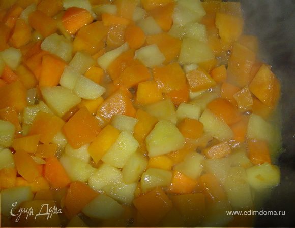 Взять небольшую тыкву, два яблока помыть очистить от кожи вынуть семечки и нарезать небольшими кусочками. Выложить массу на сковородку и тушить под крышкой до готовности (пока тыква не станет мягкой), можно добавить немного оливкового масла. Затем отварить гречневую крупу. Изюм и чернослив вымыть (кто любит помягче сухофрукты можно вымочить в теплой воде до мягкости), чернослив мелко нарезать. Все ингредиенты перемешать, добавить мед или сахар и поставить в сильно нагретую духовку на 10 -15 минут. 