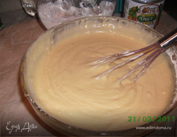 Яйца взбить с сахаром до белой пены.Добавить просеяную муку,соду,ванилин,растопленое остившее масло,сметану и хорошо перемишать,чтобы небыло комочков.