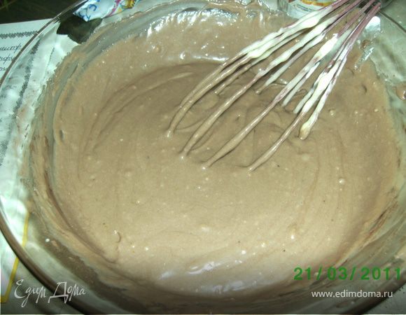 Тесто разделить на две равные части.В одну часть добавить 2ст.ложки муки,в другую 2ст.ложки какао,перемишать.Тесто должно быть консыстенции не густой сметаны. 