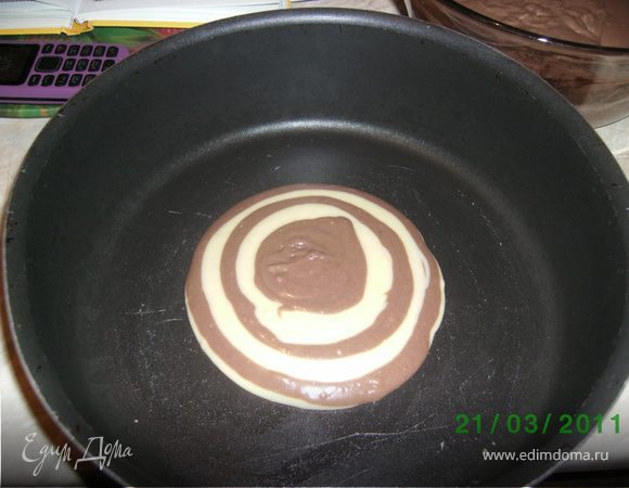 Широкую форму смазать маслом.Вливать в центр поочередно небольшие порции разного теста(по столовой лож.)