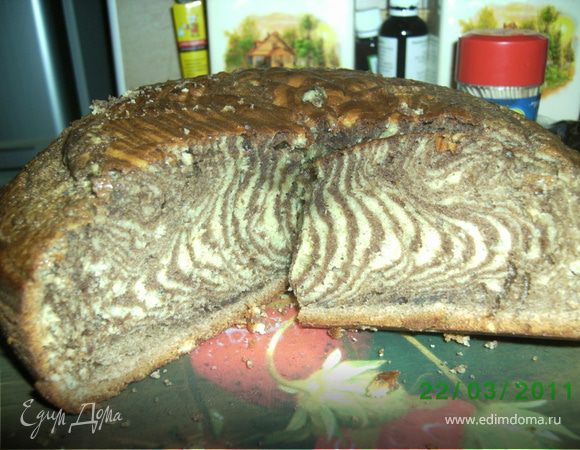 Выпекать в предварительно розогретой духовке при 200С в течении получаса,если верх пирога уже пропечется,а середина еще нет следует накрыть пирог фольгой,уменшить темпиратуру,и выпекать до готовности.