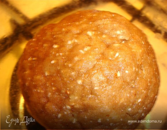 Смешать просеянную муку, сахарную пудру, масло, яблочное пюре (яйцо) и соль. Вымесить тесто и отправить его в холодильник.