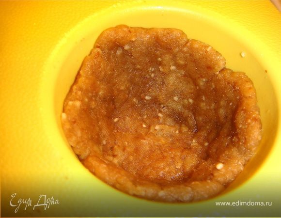 Тесто разделить на четыре части и выложить им дно и боковинки силиконовой формочки, желательно поднять бортики. 