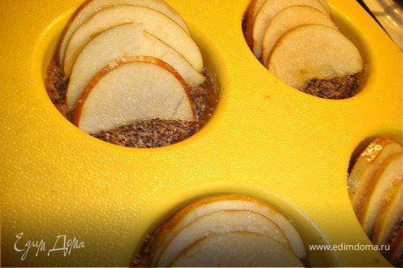 Выложить на основу маковую массу, сверху поместить яблоки. Смазать растопленным медом или присыпать сахаром и корицей. В нескольких местах проколоть зубочисткой и выпекать 20 мин.