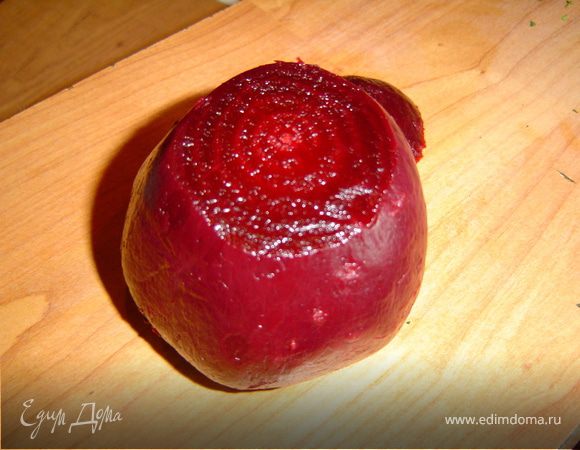 Сварите до мягкости свеклу в кожице. Отварите рис почти до готовности. Очистите свеклу от кожицы. Удалите мякоть из свеклы так, чтобы получить стаканчики со стенками толщиной 1 см. Измельченную мякоть отложите для фарширования. Лук и овощи пассируйте на растительном масле. Измельченную свеклу добавьте к пасированным овощам, а также добавьте рис. Посолите и поперчите по вкусу и перемешайте. Наполните свеклу фаршем и накройте свекольной шапочкой. Запекайте свеклу в духовке 30 минут при температуре 160 градусов.