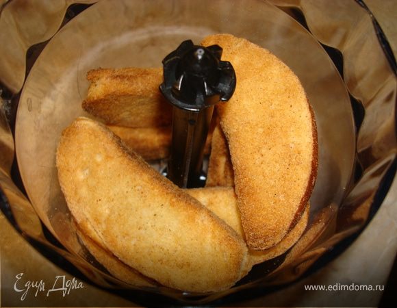 Корзиночки:
Воплотим в них воспоминания о пирожных «Картошка». ..Сухари и печенье измельчить в блендере до очень-очень мелкой крошки…
