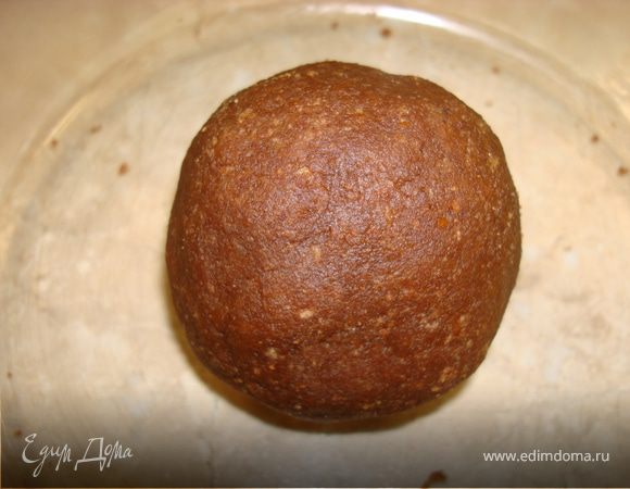 Подогреть сливки со сливочным маслом до полного его растворения. Вылить сливки с маслом в сухари, добавить ликер или сок и руками хорошо вымесить до тех пор, пока не получится однородная масса… У меня сока не оказалось, поэтому я добавила еще одну столовую ложку сливок и несколько капель миндальной эссенции.