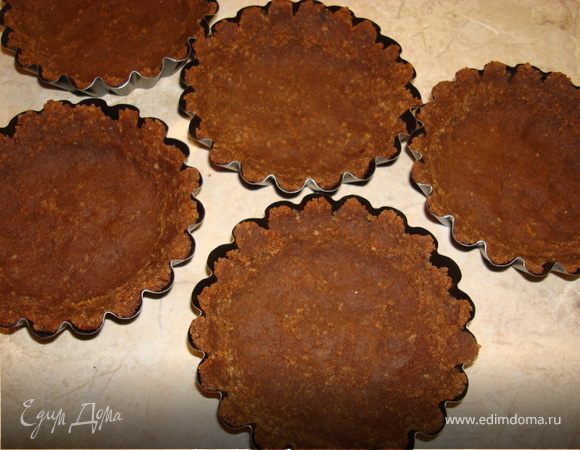 Затем разделить ее на количество ваших формочек (у меня получилось 6 штучек) и руками растереть массу по дну и стенкам…