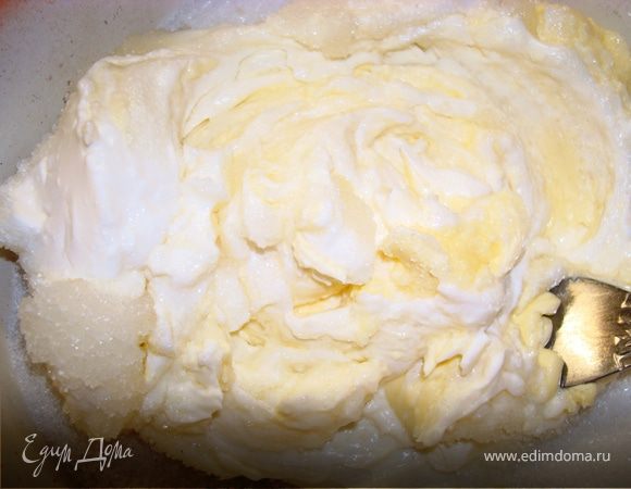 Начинка:
Творог протереть через сито… Если лень возиться, то можно просто взять творожную массу или детские творожки . Добавить яйцо, сахар, сливки и сливочное масло, размягченное при комнатной температуре. Все взбить и всыпать манку и ванилин.
