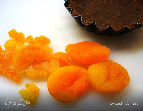 Курагу нарезать маленькими кубиками и добавить в начинку.