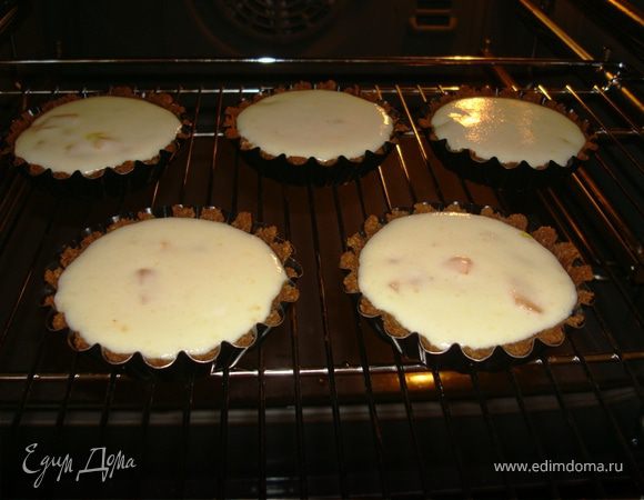 Наполнить корзиночки творожной начинкой и поставить в заранее разогретую до 170 градусов духовку. 