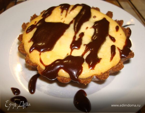 Теперь даем нашим корзиночкам остыть и начинаем украшать глазурью. Ну и тут просыпается ваша богатая фантазия!!! Творите, придумывайте и рисуйте!!!