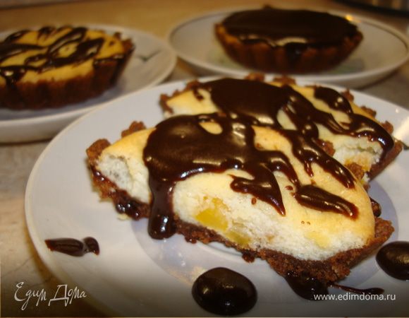 После того, как мы закончили с украшением, необходимо поставить корзиночки на холод на 30 минут. Хотя, если кто-то нетерпеливый, то можно кушать сразу;) Получилось то, что мы задумывали: корзиночки со вкусом пирожного «Картошка» и нежное творожное суфле… Приятного аппетита!!!