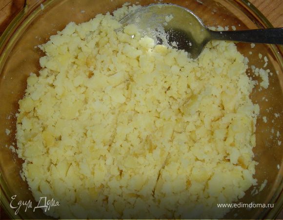 Картофель отварите в кожуре, охладите, затем очистите и натрите на терке. 
Морковь отварите, измельчите, припустите до готовности. Мелко нарежьте грибы и лук, обжарьте до готовности. 
Подготовленные овощи соедините с зеленым горошком, добавьте соль, перец, специи и перемешайте. 
Из полученной массы сформируйте небольшие бифштексы, запанируйте их в муке и обжарьте на масле.